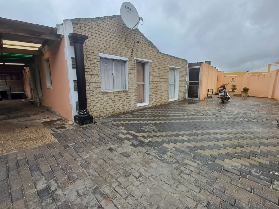 5 Bedroom Property for Sale in Electric City Western Cape